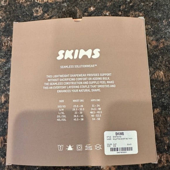 SKIMS Clay Sculpting Short Mid Thigh - Picture 6 of 7